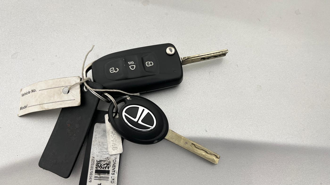 2017 Tata NEXON XM PETROL, Petrol, Manual, 56,943 km, Key Close Up