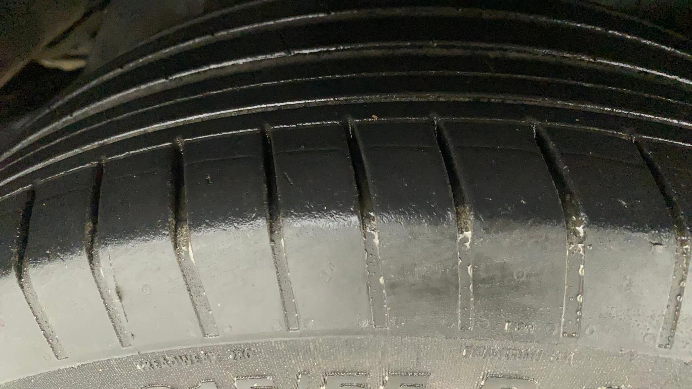 2016 Toyota Innova Crysta 2.7 ZX AT 7 STR, Petrol, Automatic, 90,064 km, Right Front Tyre Tread