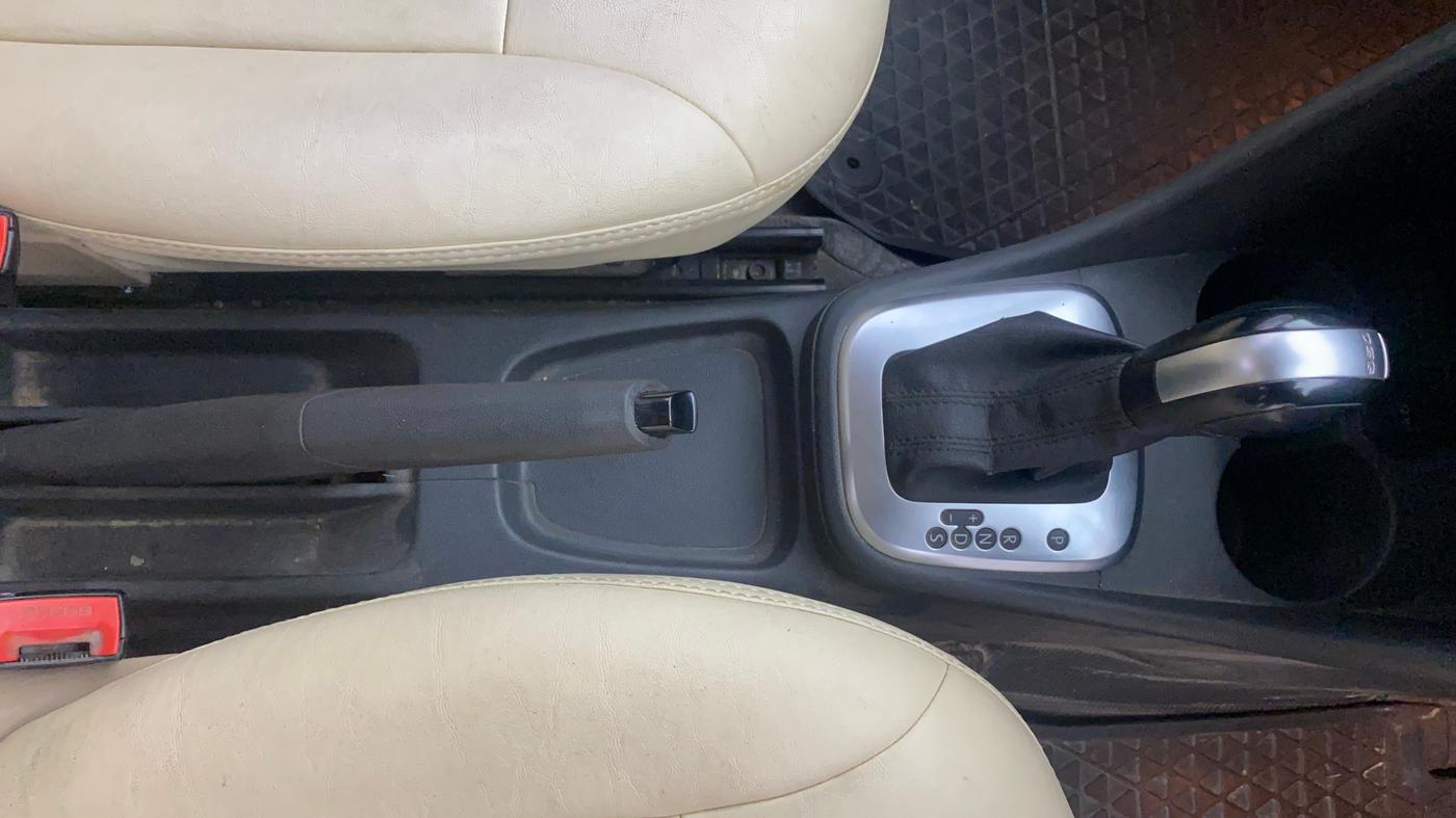 2017 Volkswagen Ameo COMFORTLINE 1.5 AT, Diesel, Automatic, 89,547 km, Gear Lever