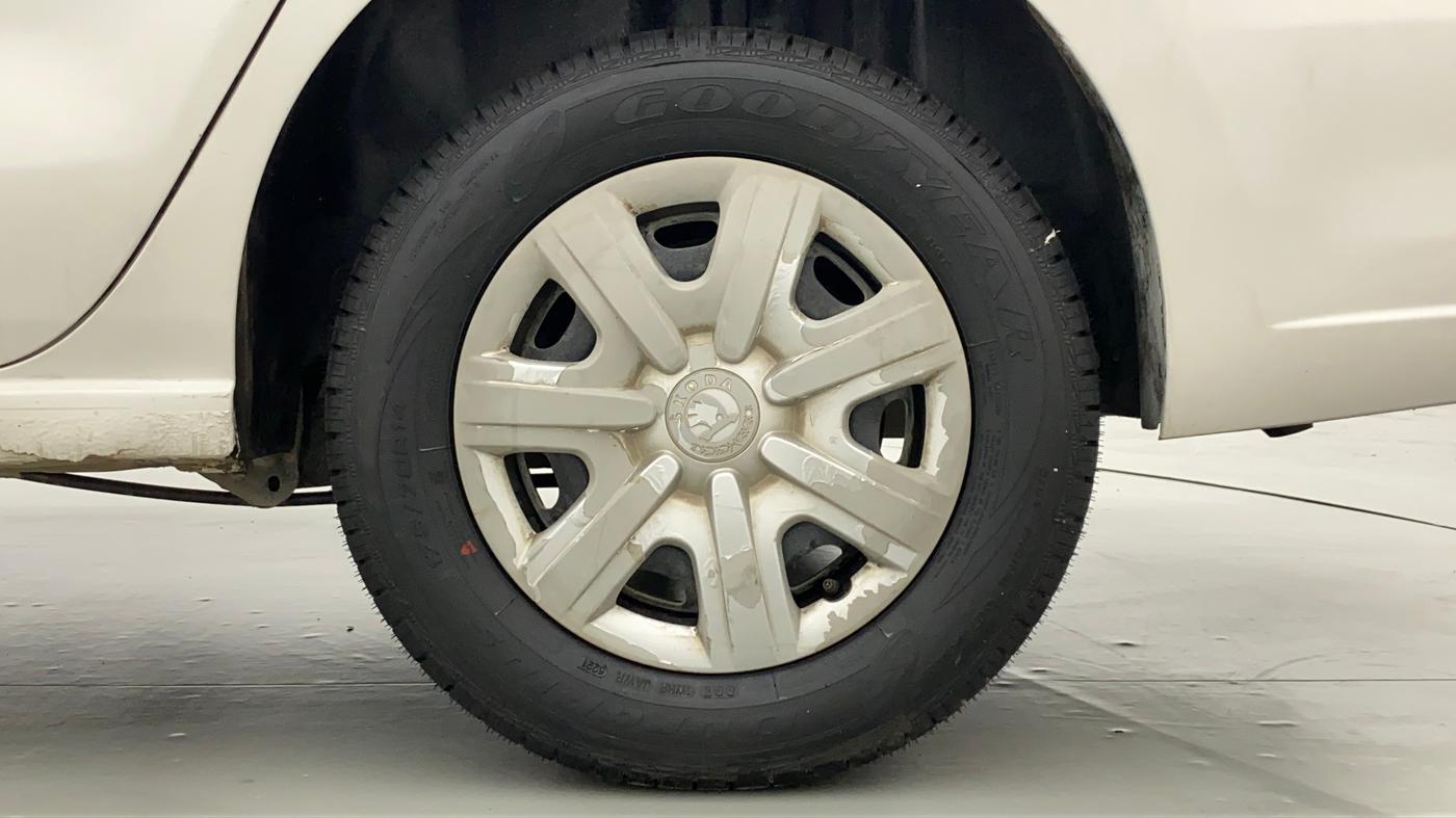 2012 Skoda Rapid 1.6 MPI AT AMBITION PLUS, Petrol, Automatic, 40,902 km, Left Rear Wheel