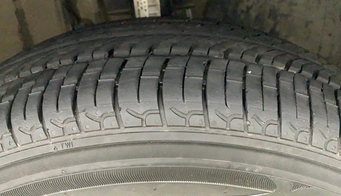 2012 Skoda Rapid 1.6 MPI AT AMBITION PLUS, Petrol, Automatic, 40,902 km, Right Front Tyre Tread