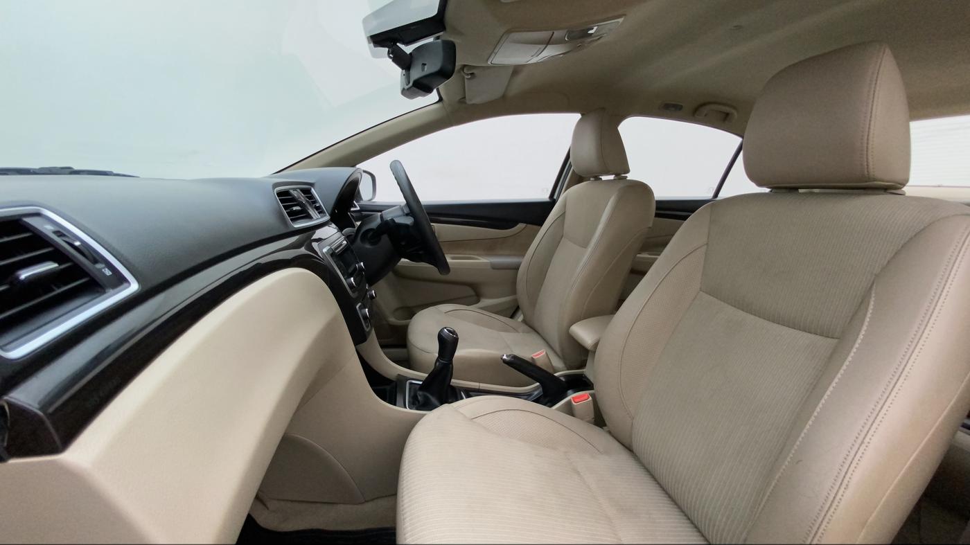 2015 Maruti Ciaz ZXI, Petrol, Manual, 83,871 km, Right Side Front Door Cabin