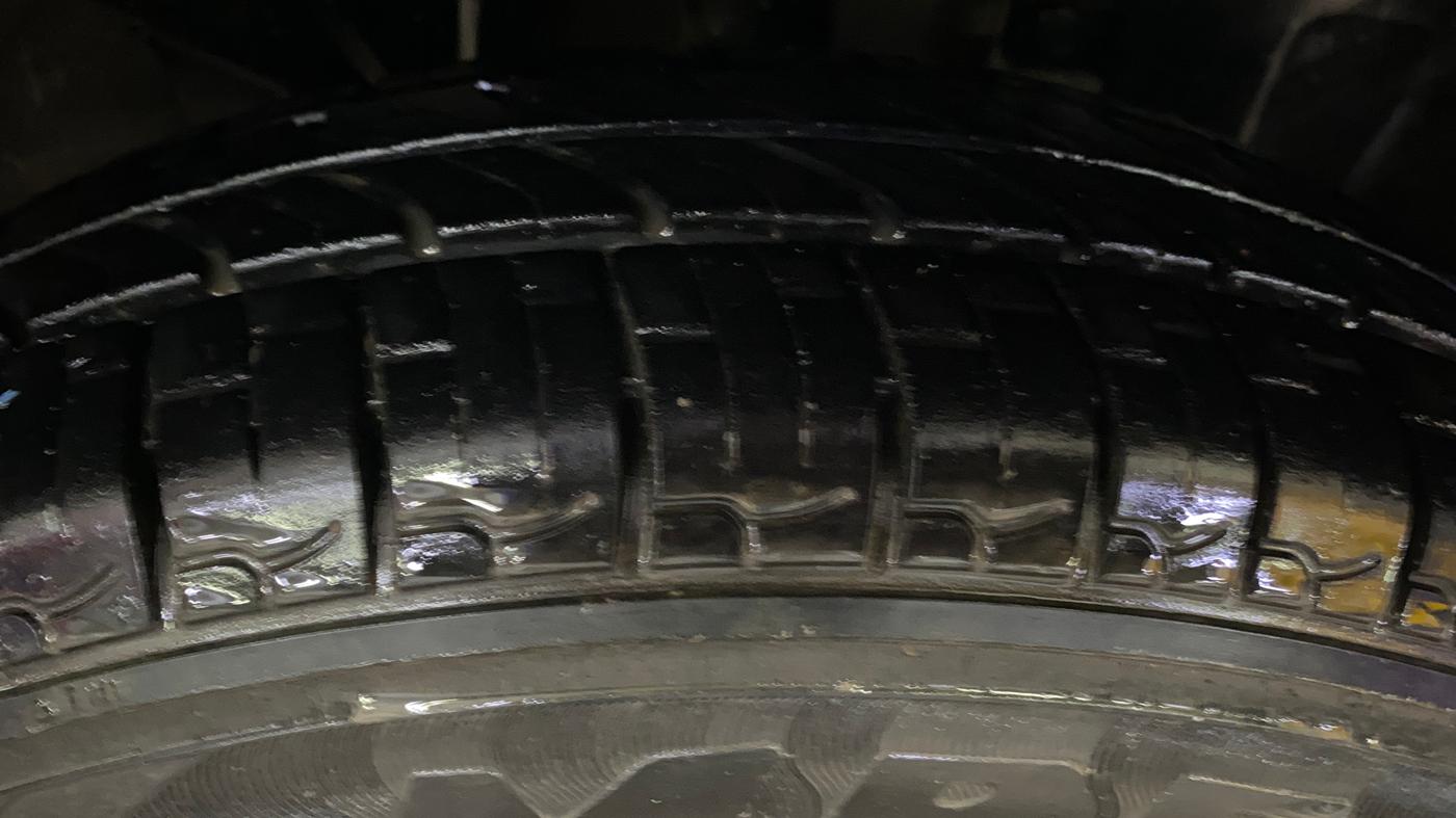 2018 Renault Kwid RXL, Petrol, Manual, 1,01,384 km, Right Front Tyre Tread