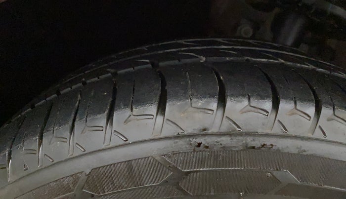 2020 Volkswagen Vento HIGHLINE 1.0L TSI, Petrol, Manual, 1,44,347 km, Left Front Tyre Tread