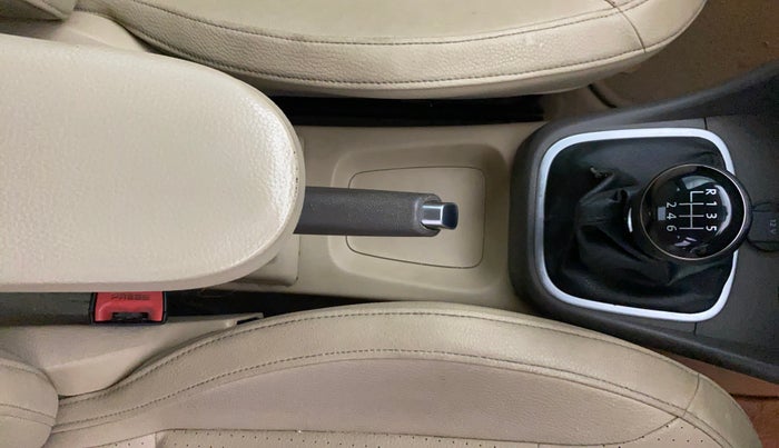 2020 Volkswagen Vento HIGHLINE 1.0L TSI, Petrol, Manual, 1,44,347 km, Gear Lever