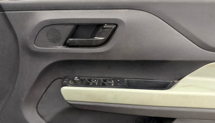 2022 Tata PUNCH ADVENTURE MT, Petrol, Manual, 86,142 km, Driver Side Door Panels Control