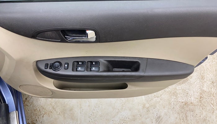 2013 Hyundai i20 ASTA 1.2, Petrol, Manual, 1,24,088 km, Driver Side Door Panels Control