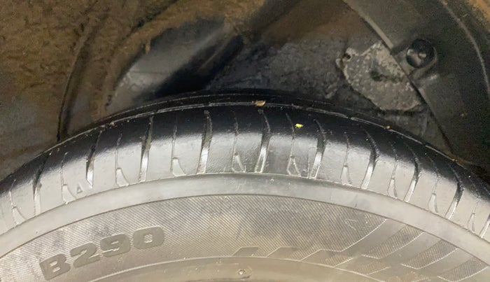 2013 Hyundai i20 ASTA 1.2, Petrol, Manual, 1,24,088 km, Left Rear Tyre Tread