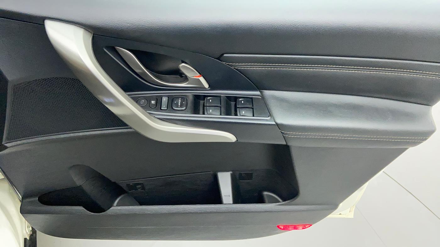 2018 Mahindra XUV500 W11 AT, Diesel, Automatic, 29,359 km, Driver Side Door Panels Control