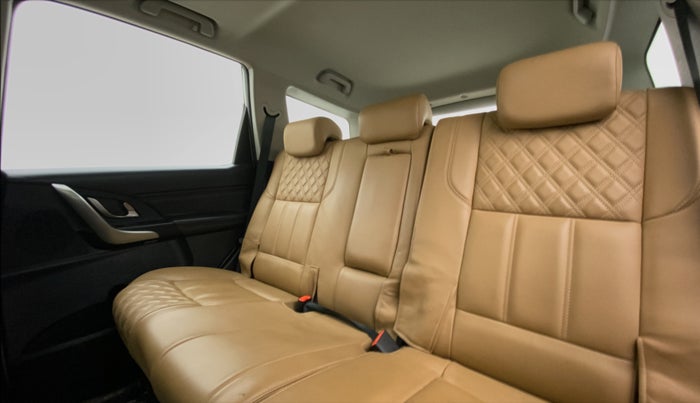 2018 Mahindra XUV500 W11 AT, Diesel, Automatic, 29,359 km, Right Side Rear Door Cabin