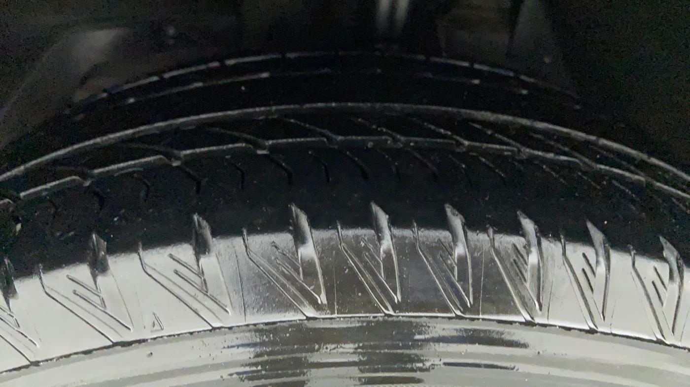 2018 Mahindra XUV500 W11 AT, Diesel, Automatic, 29,359 km, Left Front Tyre Tread