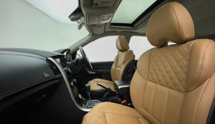 2018 Mahindra XUV500 W11 AT, Diesel, Automatic, 29,359 km, Right Side Front Door Cabin