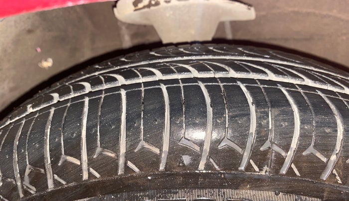 2014 Hyundai i10 MAGNA 1.1, Petrol, Manual, 43,999 km, Right Front Tyre Tread