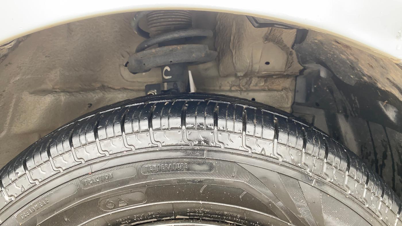2014 Maruti Swift VXI, Petrol, Manual, 63,265 km, Right Front Tyre Tread