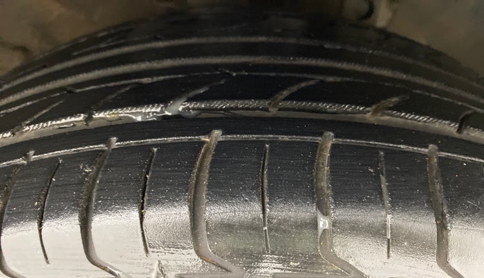 2017 Hyundai New Elantra 2.0 SX (O) AT, Petrol, Automatic, 87,638 km, Right Front Tyre Tread