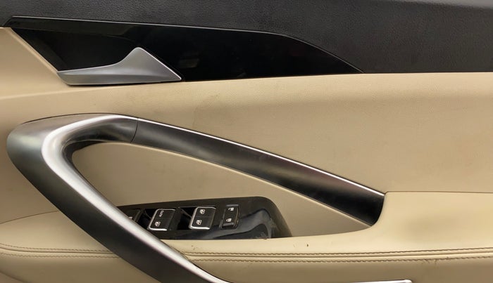 2022 MG HECTOR SHARP HYBRID 1.5 PETROL, Petrol, Manual, 70,176 km, Driver Side Door Panels Control