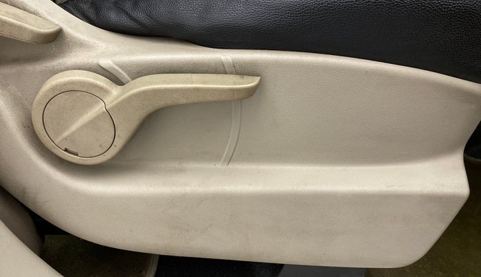 2017 Mahindra XUV500 W4, Diesel, Manual, 43,405 km, Driver Side Adjustment Panel