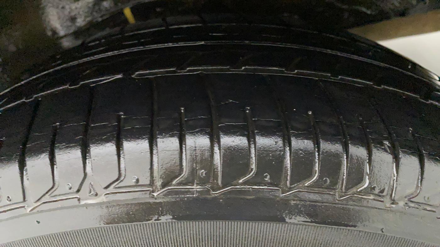 2011 Toyota Corolla Altis 1.8 G, Petrol, Manual, 89,740 km, Left Front Tyre Tread