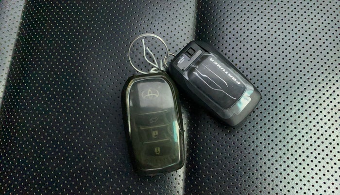 2024 Toyota Fortuner 4X2 MT 2.7 PETROL, Petrol, Manual, 22,651 km, Key Close Up