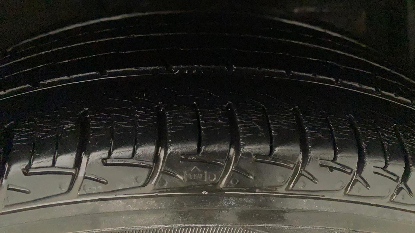 2013 Maruti Ertiga VXI, Petrol, Manual, 61,530 km, Right Front Tyre Tread
