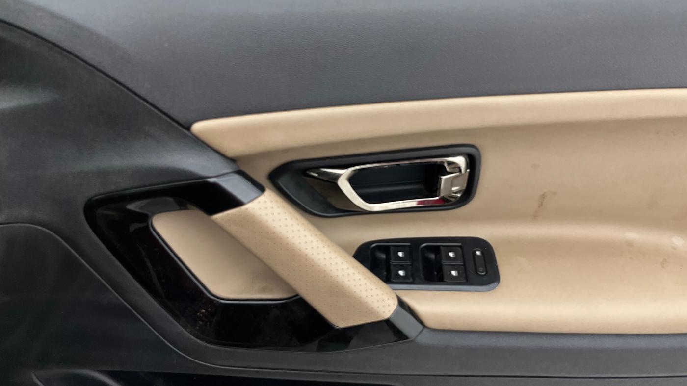 2022 Tata Safari XZA PLUS KAZIRANGA, Diesel, Automatic, 1,27,794 km, Driver Side Door Panels Control