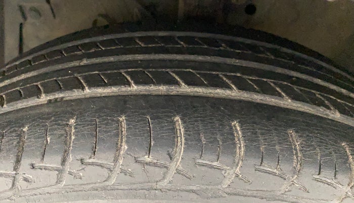 2014 Maruti Swift Dzire ZXI, Petrol, Manual, 81,777 km, Left Front Tyre Tread
