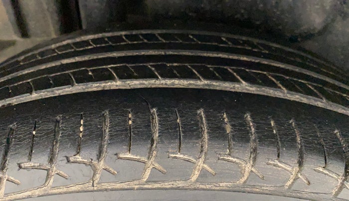 2014 Maruti Swift Dzire ZXI, Petrol, Manual, 81,777 km, Right Rear Tyre Tread