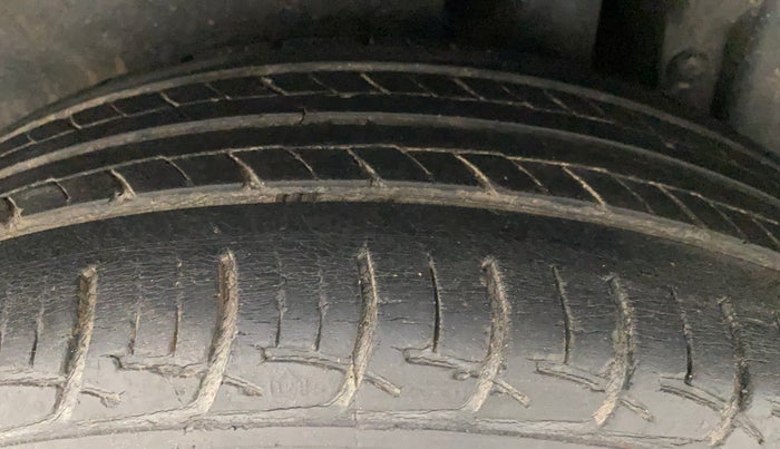 2014 Maruti Swift Dzire ZXI, Petrol, Manual, 81,777 km, Left Rear Tyre Tread