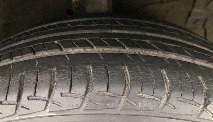 2014 Maruti Swift Dzire ZXI, Petrol, Manual, 81,777 km, Right Front Tyre Tread