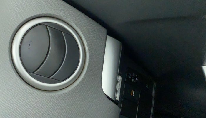 2012 Maruti Wagon R 1.0 VXI, Petrol, Manual, 53,031 km, Dashboard - Cup holder minor damage