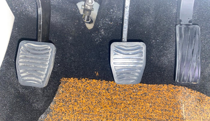 2021 Mahindra XUV300 W8 1.2 PETROL, Petrol, Manual, 20,674 km, Pedals