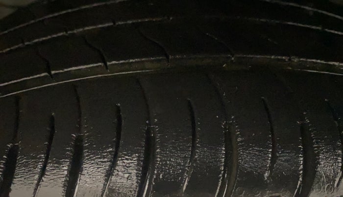 2021 Mahindra XUV300 W8 1.2 PETROL, Petrol, Manual, 20,674 km, Left Front Tyre Tread