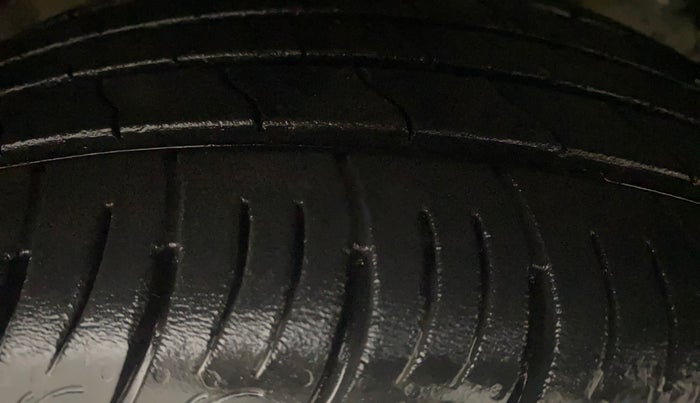 2021 Mahindra XUV300 W8 1.2 PETROL, Petrol, Manual, 20,674 km, Right Front Tyre Tread