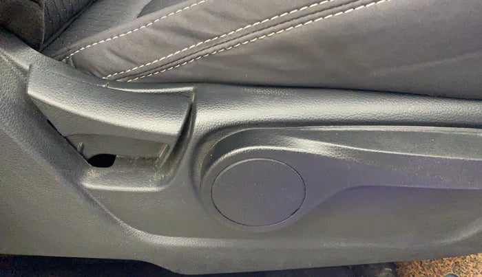 2021 Mahindra XUV300 W8 1.2 PETROL, Petrol, Manual, 20,674 km, Driver Side Adjustment Panel