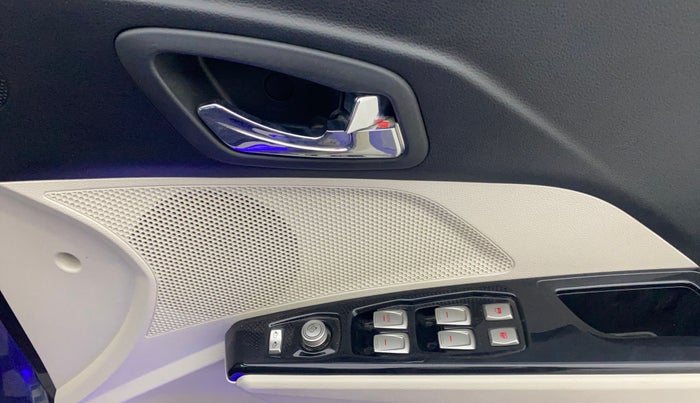 2021 Mahindra XUV300 W8 1.2 PETROL, Petrol, Manual, 20,674 km, Driver Side Door Panels Control