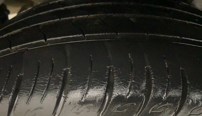 2021 Mahindra XUV300 W8 1.2 PETROL, Petrol, Manual, 20,674 km, Right Rear Tyre Tread