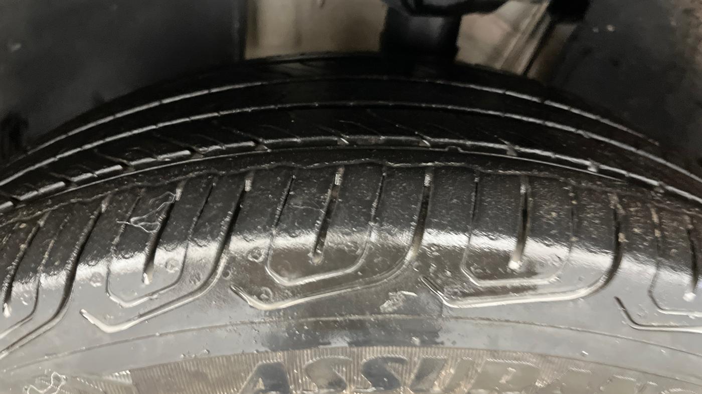 2021 Skoda KUSHAQ STYLE 1.0L TSI AT, Petrol, Automatic, 24,676 km, Left Front Tyre Tread