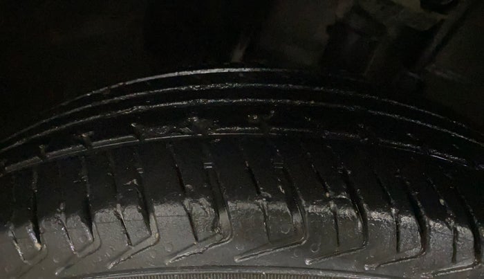2017 Renault Kwid CLIMBER 1.0 AMT, Petrol, Automatic, 33,320 km, Right Front Tyre Tread