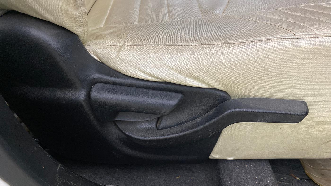 2016 Honda Brio VX AT, Petrol, Automatic, 52,986 km, Driver Side Adjustment Panel