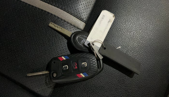 2021 Tata ALTROZ XE PETROL, Petrol, Manual, 54,456 km, Key Close Up