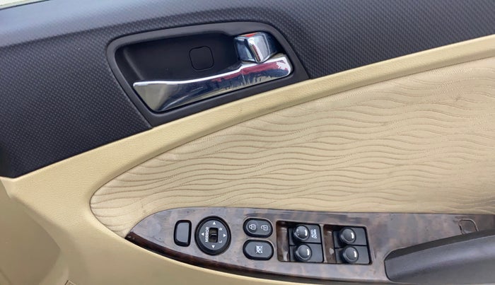 2014 Hyundai Verna FLUIDIC 1.6 CRDI SX, Diesel, Manual, 1,46,813 km, Driver Side Door Panels Control