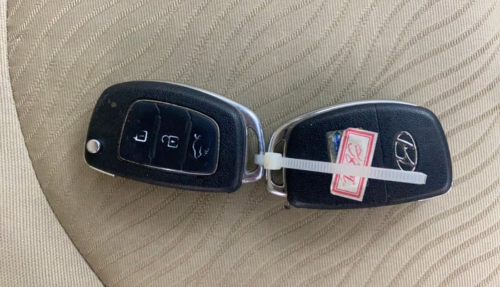 2014 Hyundai Verna FLUIDIC 1.6 CRDI SX, Diesel, Manual, 1,46,813 km, Key Close Up