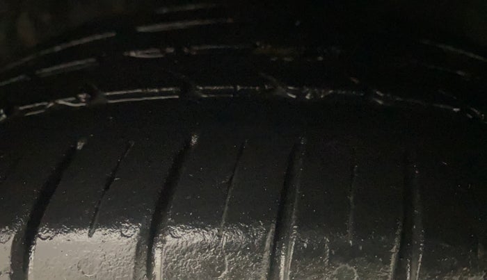 2014 Hyundai Verna FLUIDIC 1.6 CRDI SX, Diesel, Manual, 1,46,813 km, Right Front Tyre Tread