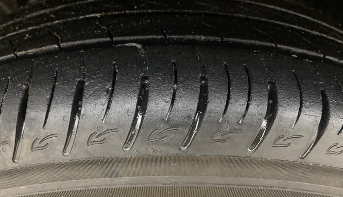 2014 Renault Duster 85 PS RXL DIESEL, Diesel, Manual, 1,08,569 km, Left Front Tyre Tread