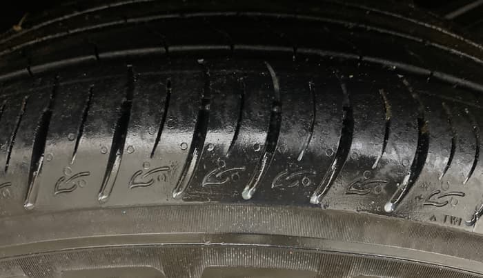 2014 Renault Duster 85 PS RXL DIESEL, Diesel, Manual, 1,08,569 km, Right Front Tyre Tread