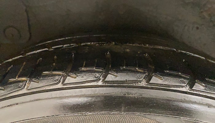 2013 Hyundai Verna FLUIDIC 1.6 CRDI SX, Diesel, Manual, 1,36,029 km, Right Rear Tyre Tread