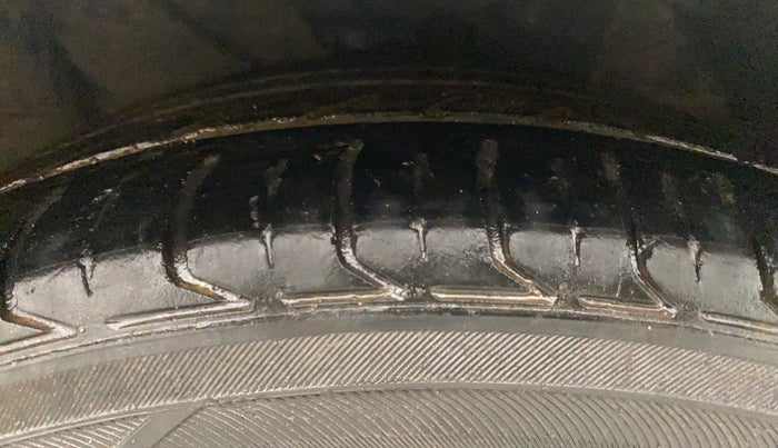 2013 Hyundai Verna FLUIDIC 1.6 CRDI SX, Diesel, Manual, 1,36,029 km, Right Front Tyre Tread