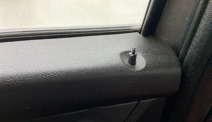 2017 Renault Kwid RXT 1.0, Petrol, Manual, 39,992 km, Lock system - Door lock knob has minor damage