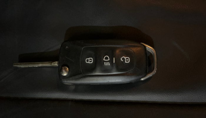 2021 Tata ALTROZ XM PLUS PETROL, Petrol, Manual, 61,945 km, Key Close Up