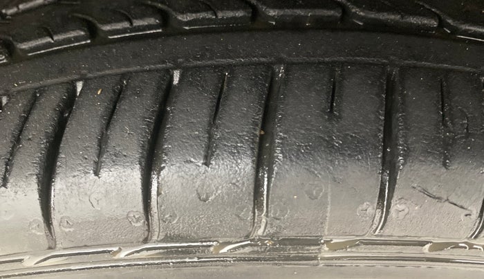 2019 Maruti Ciaz ALPHA  AT 1.5 SHVS PETROL, Petrol, Automatic, 26,699 km, Right Front Tyre Tread